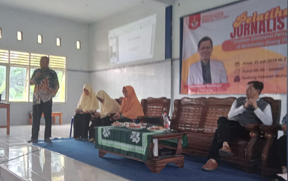 Ketua PCM Brondong Mat Iskan memberikan sambutan dalam pelatihan jurnalistik yang digelar PCNA Brondong. Ia menekankan pentingnya menulis berita yang konkret dan faktual.