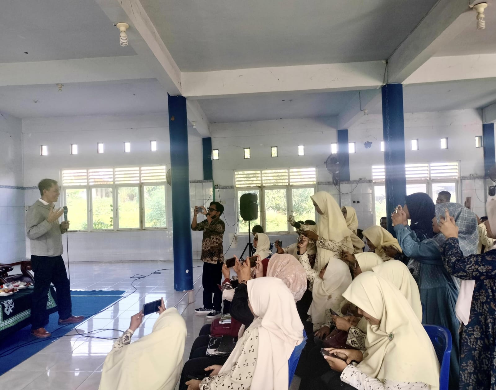 Redaktur Tagar.co, Mohammad Nurfatoni saat menjadi pusat perhatian para peserta pelatihan yang menerima tantangan memotret (Tagar.co/Sayyidah Nuriyah) 