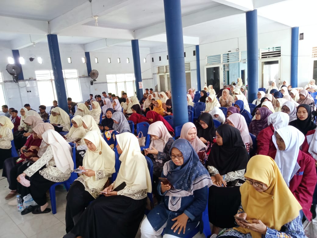 Pelajar Paciran dari jenjang SMP ikut semarakkan pelatihan jurnalistik bersama Redaktur Tagar.co Mohammad Nurfatoni. Mereka belajar dasar-dasar menulis berita dan fotografi.