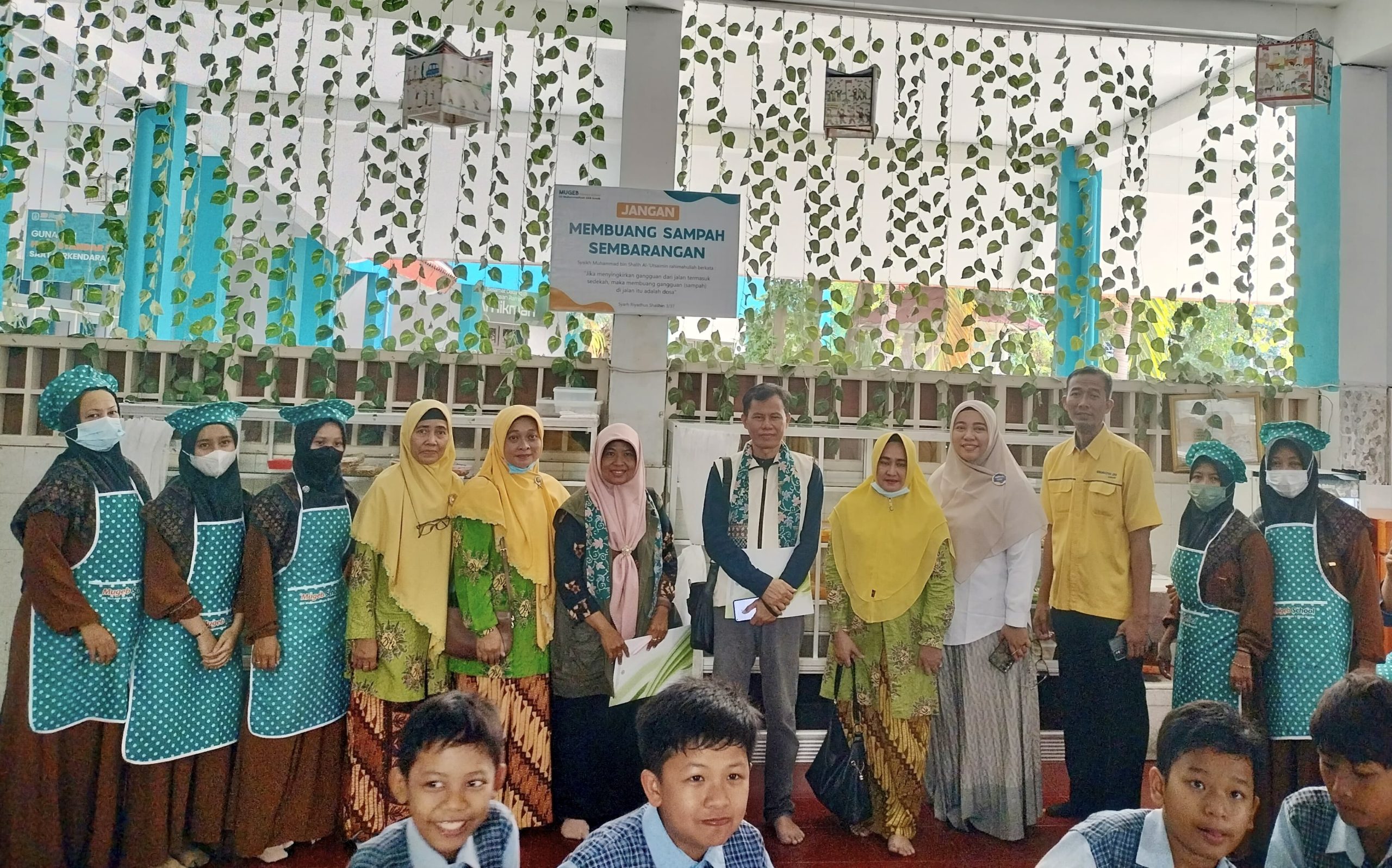 Inovasi Pamarsasi dan kotak Insaf jadi sorotan saat kunjungan LLSMS 2025. Tentunya dengan dukungan komitmen sekolah mengurangi sampah plastik demi lingkungan sehat.