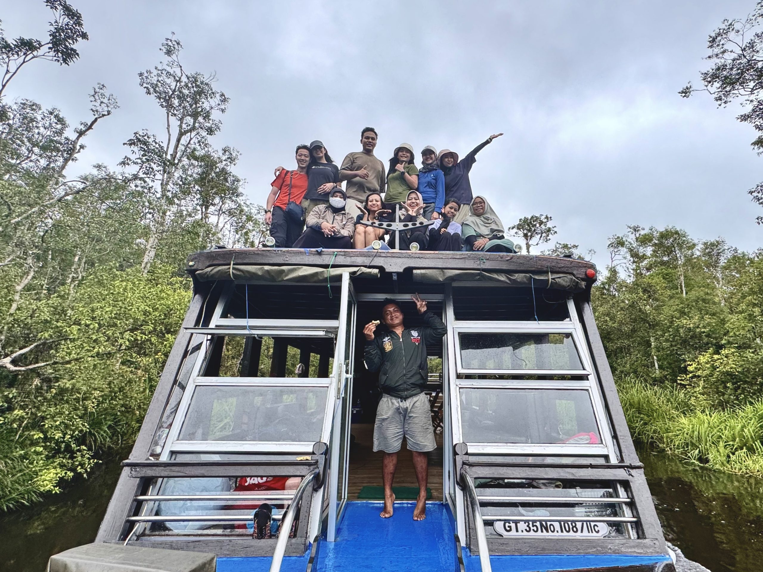 Jelajah sore di Sungai Sekonyer yang meliuk-liuk di hutan hujan tropis Kalimantan penuh kejutan. Dari atas kelotok tampak hewan endemik seperti bekantan dan Burung Enggang. Hadirnya melengkapi petualangan di Taman Nasional Tanjung Puting.