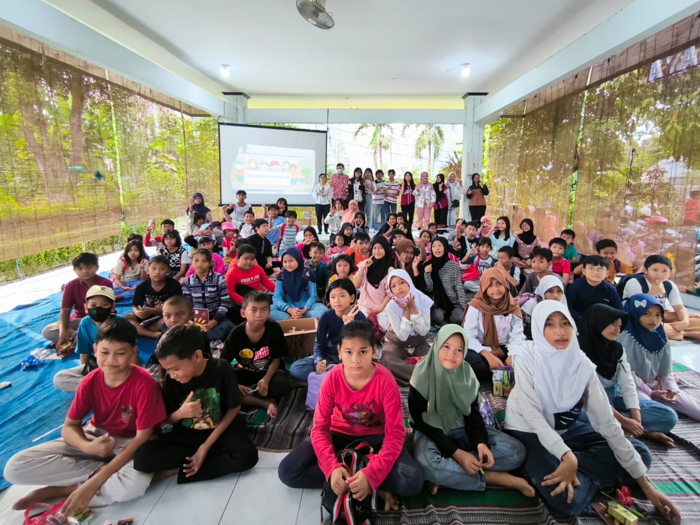 Liburan sekolah jadi ajang seru! Pusdakota dan Poltek Ubaya berkolaborasi gelar Holiday Fun English. Anak-anak belajar bahasa Inggris secara interaktif, sambil bermain, dan pulang penuh ceria. 