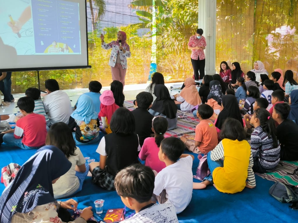 Liburan sekolah jadi ajang seru! Pusdakota dan Poltek Ubaya berkolaborasi gelar Holiday Fun English. Anak-anak belajar bahasa Inggris secara interaktif, sambil bermain, dan pulang penuh ceria. 