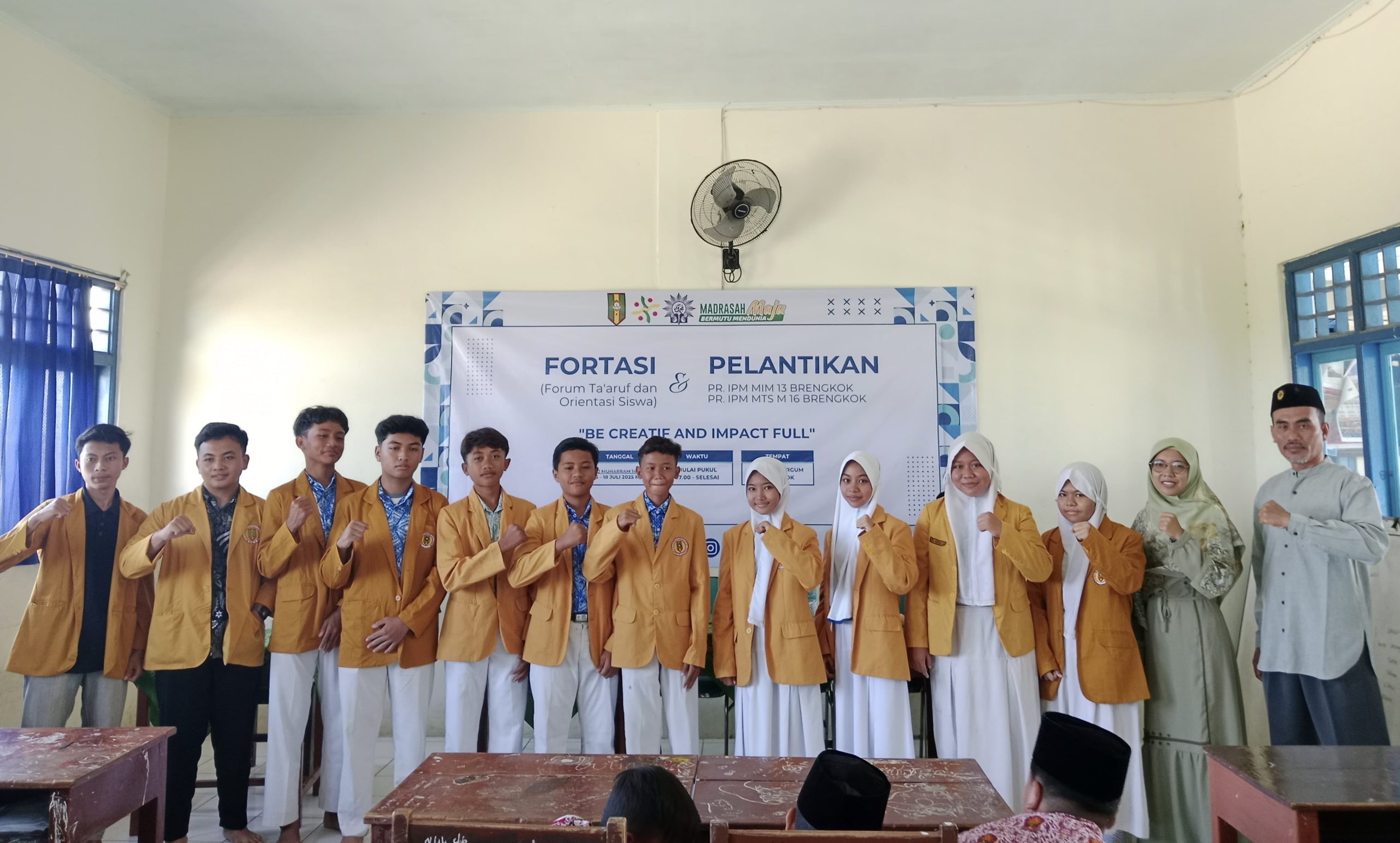 Anggota IPM MTs Muhammadiyah 16 Brengkok foto bersama usai dilantik (Tagar.co/Istimewa)