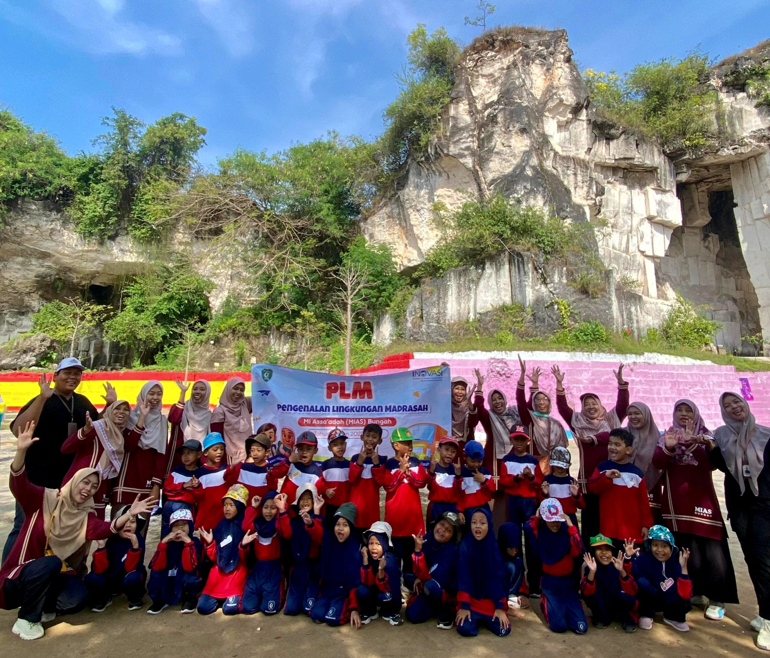 Murid baru MI Assa’adah Bungah seru-seruan di Sekapuk Smartland! Outbound penuh keceriaan ini asah kerja sama, keberanian, dan kemandirian, bentuk karakter tangguh sejak dini.