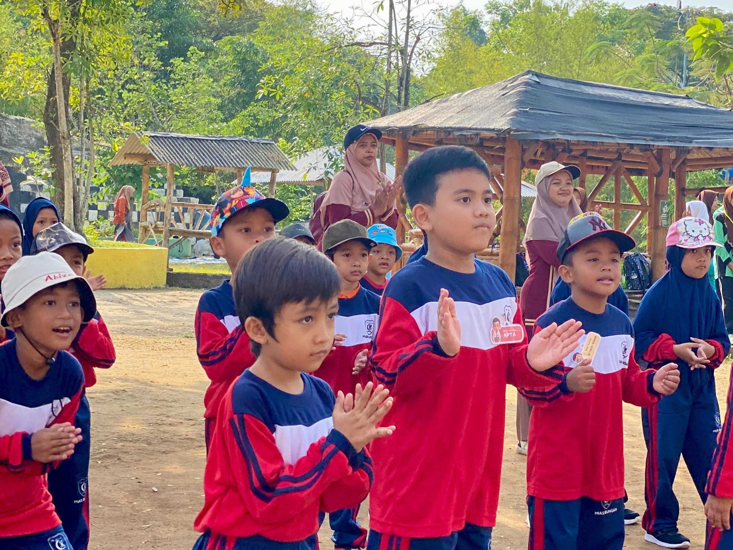 Murid baru MI Assa’adah Bungah seru-seruan di Sekapuk Smartland! Outbound penuh keceriaan ini asah kerja sama, keberanian, dan kemandirian, bentuk karakter tangguh sejak dini.