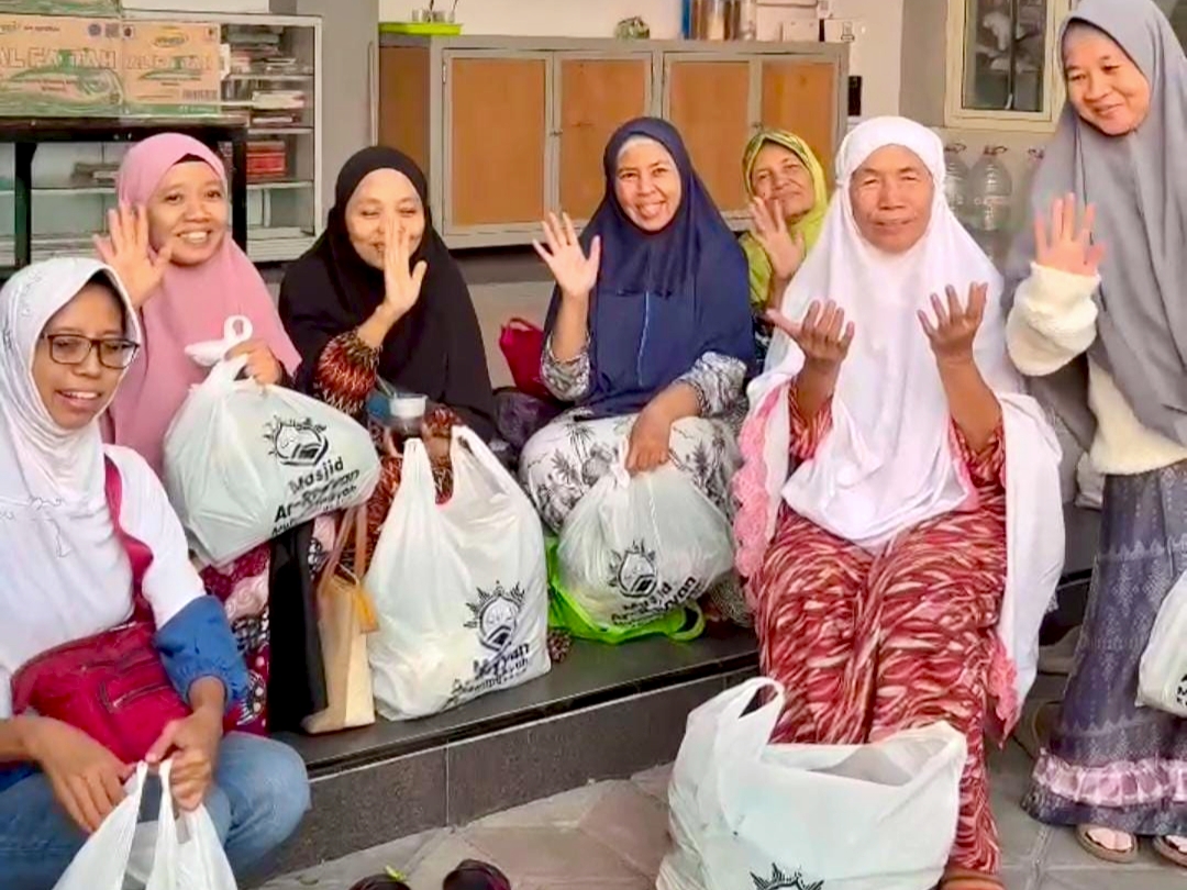 Masjid Ar Royyan Buduran menggelar Pasar Gratis. Bagikan sayuran, perkuat ukhuwah, dan hadirkan masjid sebagai solusi bagi umat.