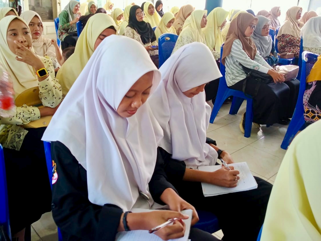 Pelajar Paciran dari jenjang SMP ikut semarakkan pelatihan jurnalistik bersama Redaktur Tagar.co Mohammad Nurfatoni. Mereka belajar dasar-dasar menulis berita dan fotografi.