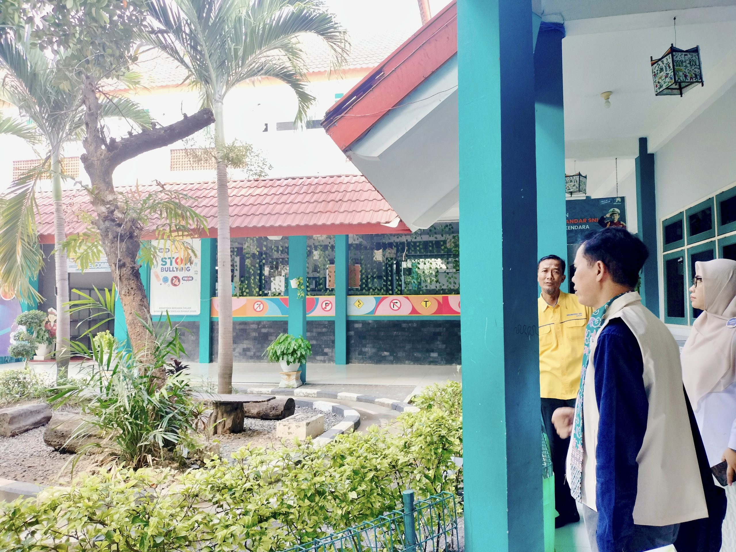 Juri LLSMS Tatik Erawati takjub kondisi gedung Mugeb Primary School yang sudah berusia 30 tahun tapi masih terasa 10 tahun. Ini berkat kebersihan dan kenyamanan juara di LLSMS sebelumnya.