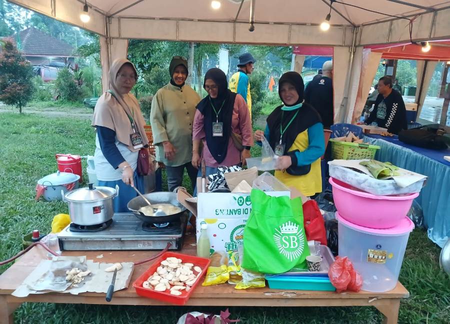 Aisyiyah Senduro hadir di acara Kopdargab Bikersmu di lereng Semeru dengan sentuhan makanan hangat di dapur umum.