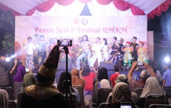 Festival UMKM menyatu dengan acara Hari Anak Nasional membuat halaman Ubaya bergetar dengan suara dan pentas anak-anak.