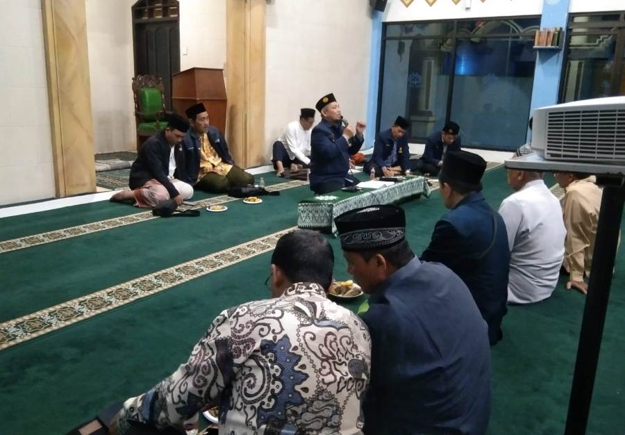 Soto Lamongan racikan wong Lidah Kulon ini. Tak kalah nikmatnya dengan buatan wong Lamongan asli. Apalagi ditambah poya, kuahnya makin gurih.