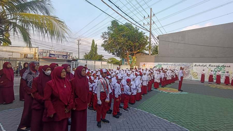 MIM 28 Membuka Hari dengan Upacara