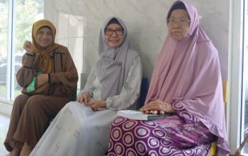 Donatur Lazismu Lumajang, Bu Jumadi, orangnya sederhana, namun mampu menularkan kebaikan kepada rekan-rekannya.