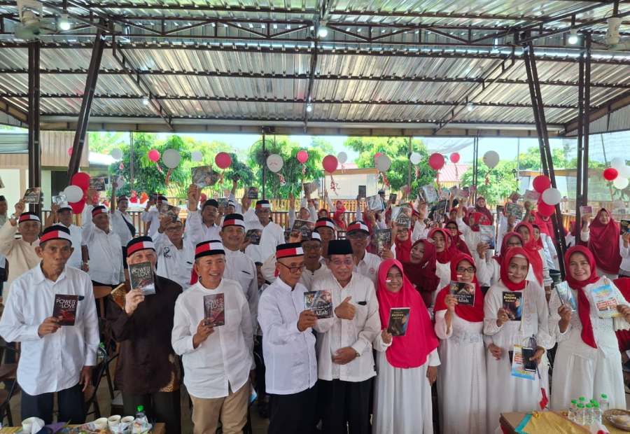 Pengajian Heboh dengan Bagi-bagi Buku Spiritual