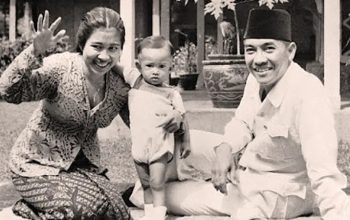 Disandera di Rengasdengklok ternyata kegiatan Bung Karno, Bung Hatta, dan Ibu Fatmawati hanya duduk-duduk dan mengobrol memperbincangkan ulah pemuda yang sok revolusioner.