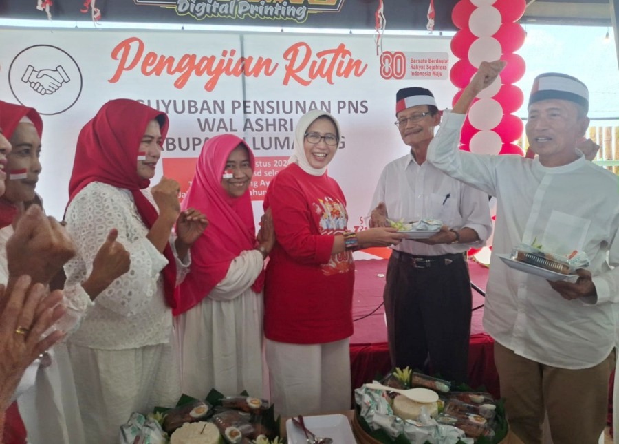 Sepatu Sekolah di Mobil Bupati Lumajang