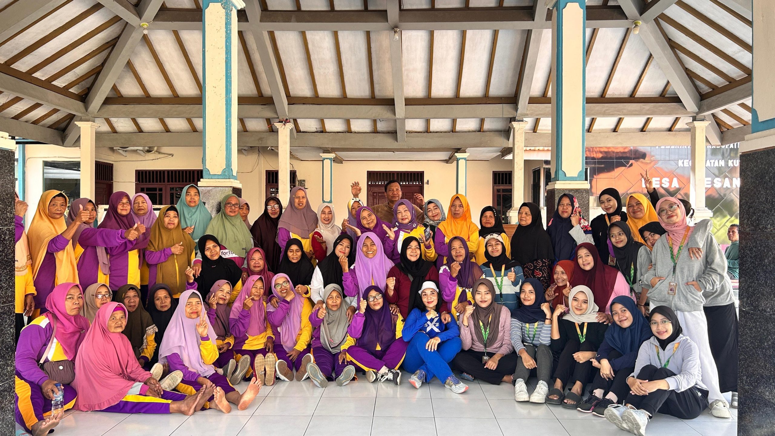 Mahasiswa KKN UM Surabaya gelar senam pagi dan edukasi Prolanis. Mereka berupaya mendorong hidup sehat dan memperkuat silaturahmi warga Desa Pesanggrahan.