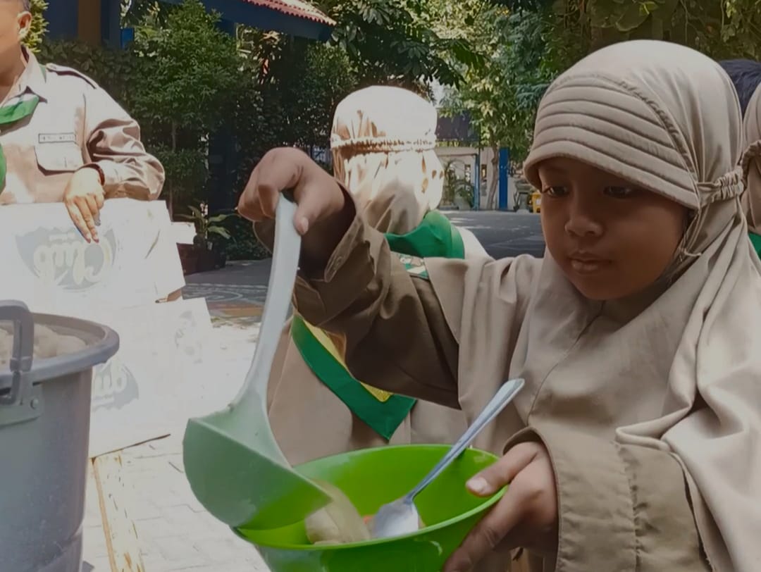 SD Mugres Kampus B berinovasi melalui program Mugres Life untuk mengajarkan siswa mandiri. Siswa mendapat kesempatan berlatih menyiapkan makanan, mencuci alat makan, dan menjaga kebersihan.