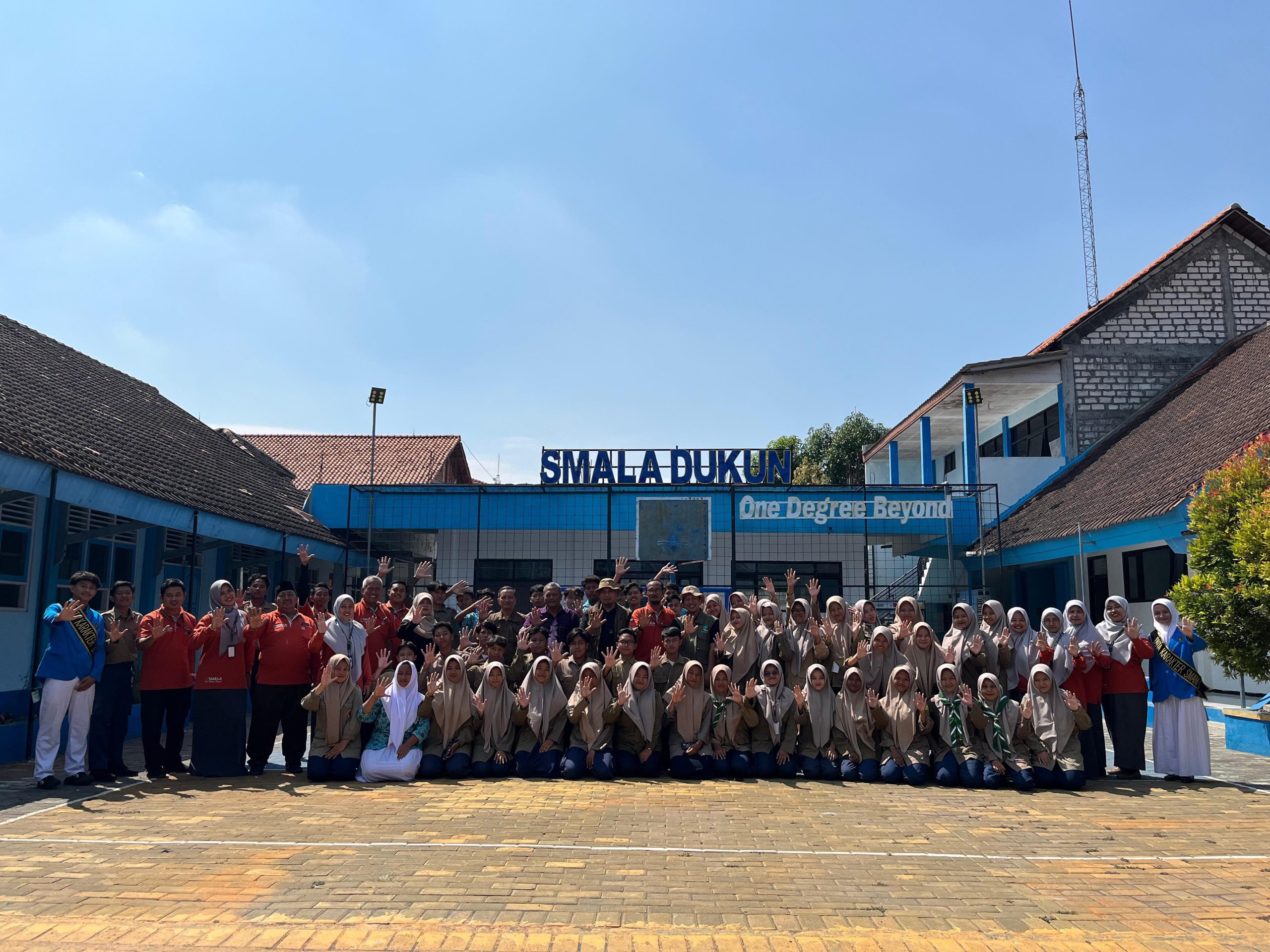 Kekompakan guru dan siswa SMA Muhammadiyah 5 (Smala) Dukun memukau juri Lomba Lingkungan Sekolah Sehat. Lingkungan sekolah yang hijau, asri, dan komitmen bebas plastik jadi nilai plus. 