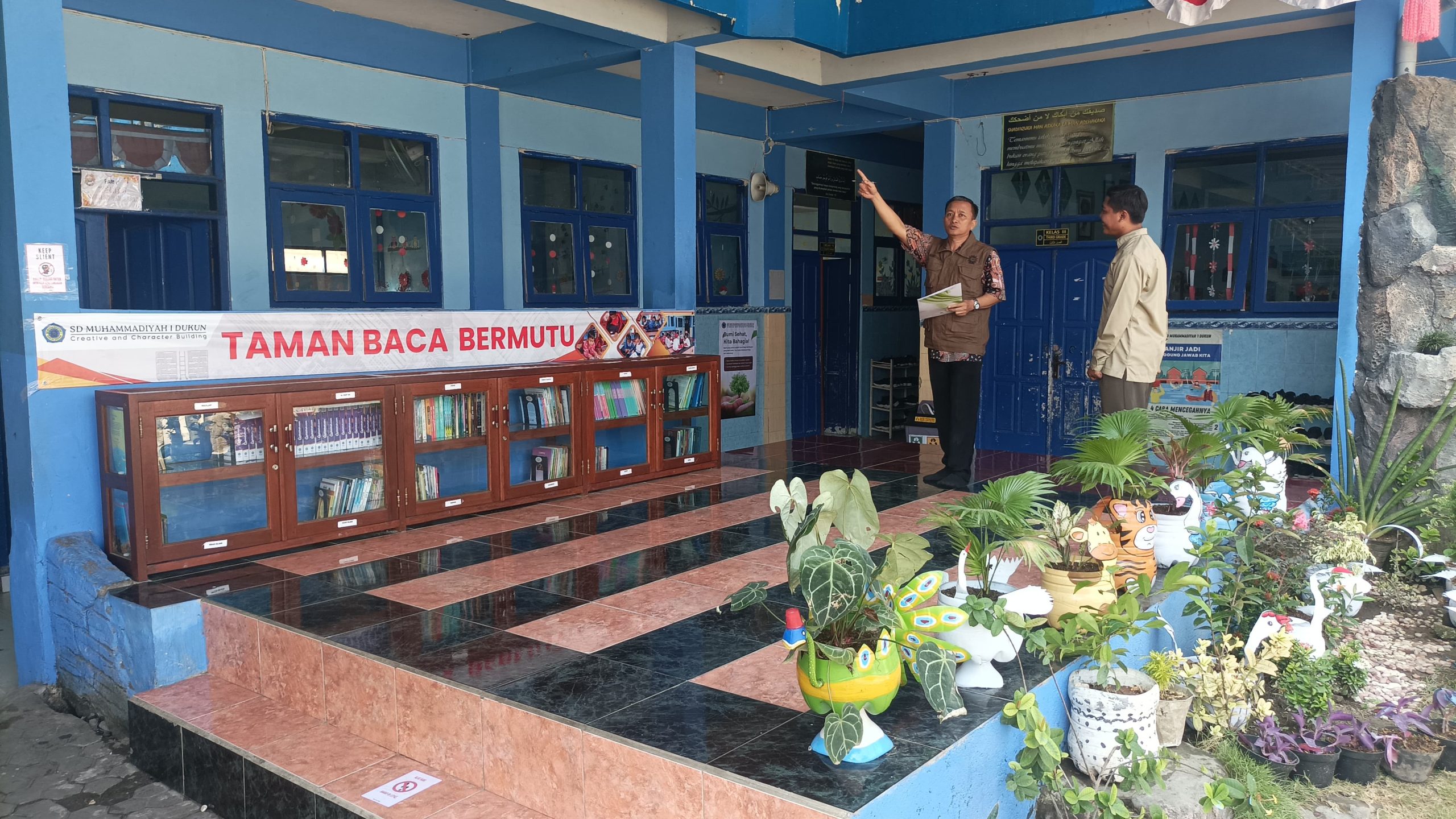 LLSMS 2025 tak sekadar penilaian kebersihan, tapi mendorong konsistensi pembiasaan hidup bersih. Tampak inovasi ramah lingkungan berupa taman karakter hewan karya siswa.
