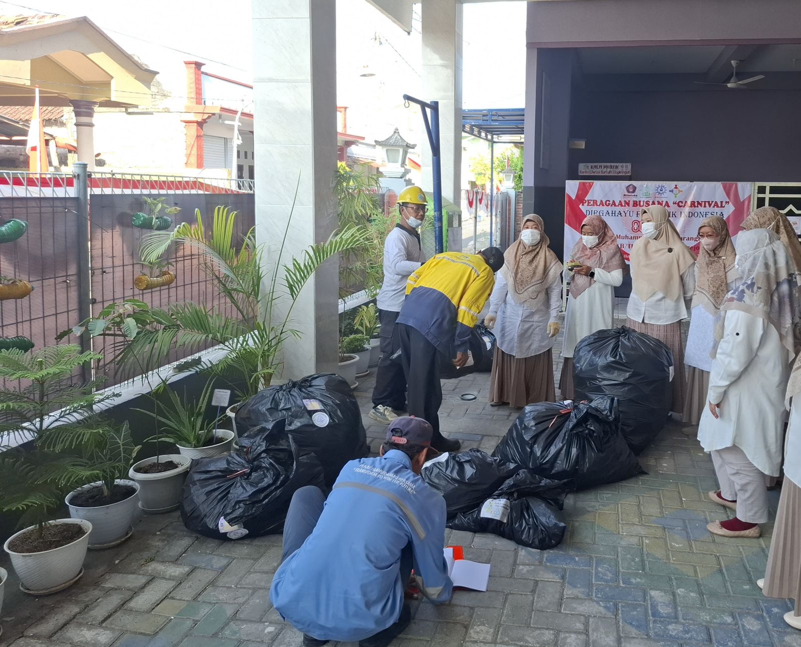 Berkah dari sedekah sampah plastik: kolaborasi apik antara PT Freeport Indonesia dan sekolah, mengubah limbah menjadi berkah yang bermanfaat bagi kegiatan siswa.