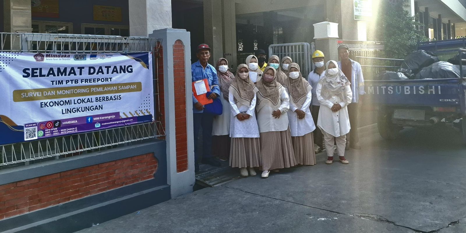 Berkah dari sedekah sampah plastik: kolaborasi apik antara PT Freeport Indonesia dan sekolah, mengubah limbah menjadi berkah yang bermanfaat bagi kegiatan siswa.