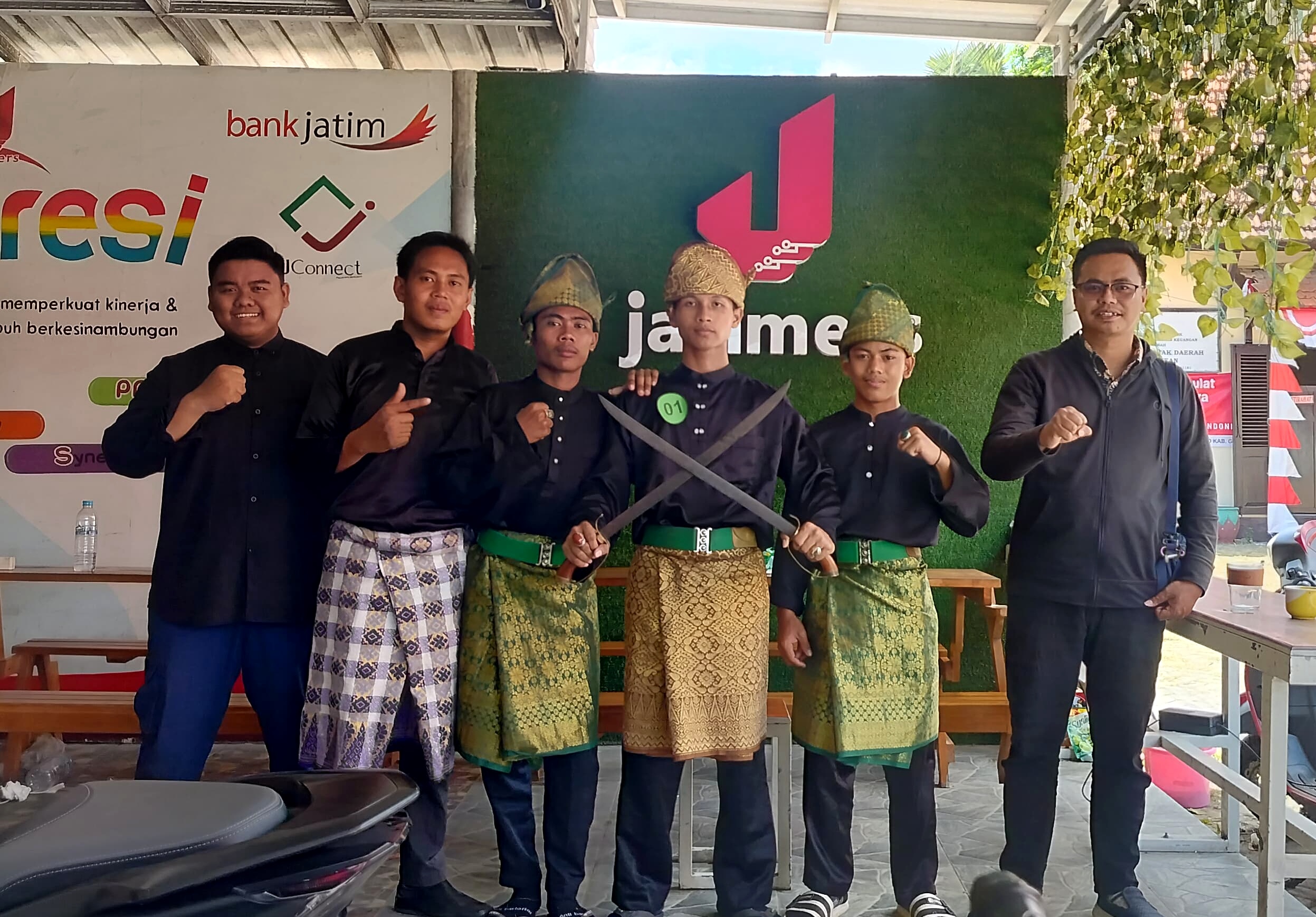 Juara Pencak Pengantin, Siswa SMK Muda Buktikan Cinta Budaya Bawean