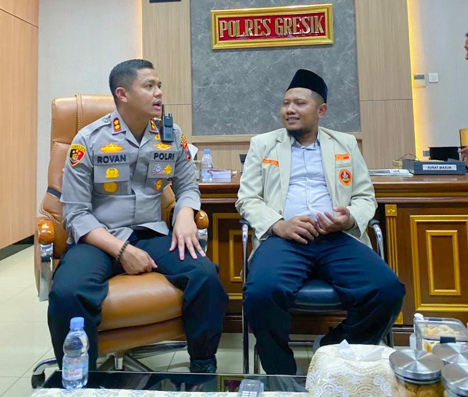 Ketua PDPM Gresik Syafiq Abdillah menyimak arahan Kapolres Gresik AKBP Rovan Richard Mahenu (Tagar.co/Muhammad Haris Nurdiansyah) 