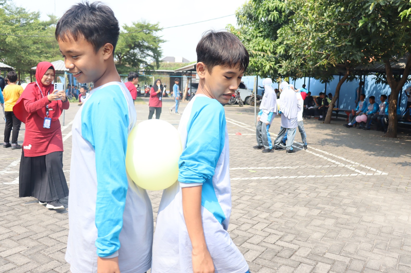 Lomba misteri balon SMP Muhammadiyah 10 Sidoarjo semarakkan Agustusan, ajarkan kolaborasi dan wawasan kebangsaan melalui tantangan konsentrasi, estafet, dan soal kemerdekaan.