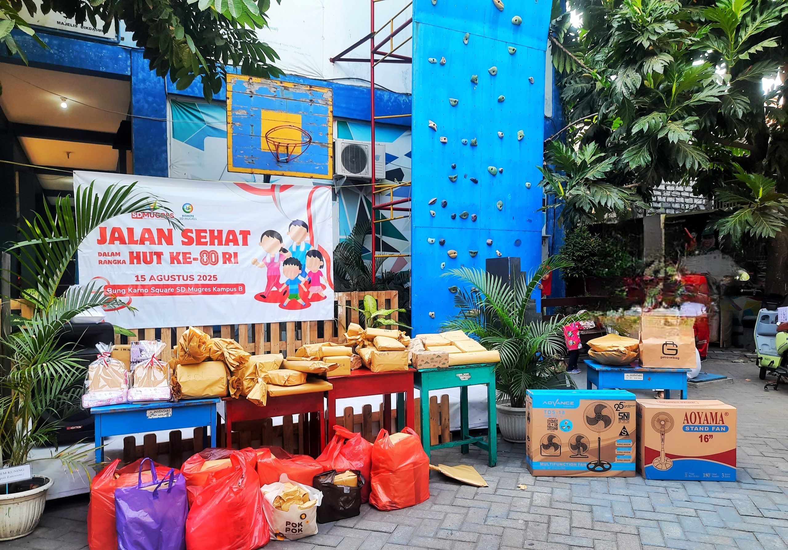 Jalan sehat dan pentas seni SD Mugres Kampus B menjadi wadah memperkuat tali silaturahmi serta menanamkan semangat nasionalisme pada generasi muda.