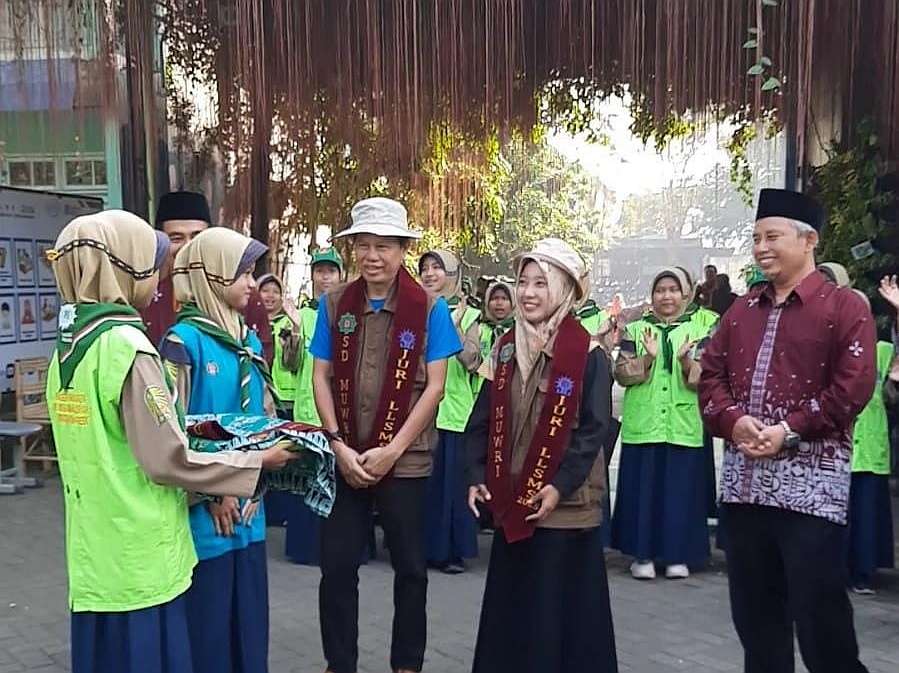 Di Bawah Rimbun Markisa, SD Muwri Sambut Juri LLSMS Penuh Keakraban