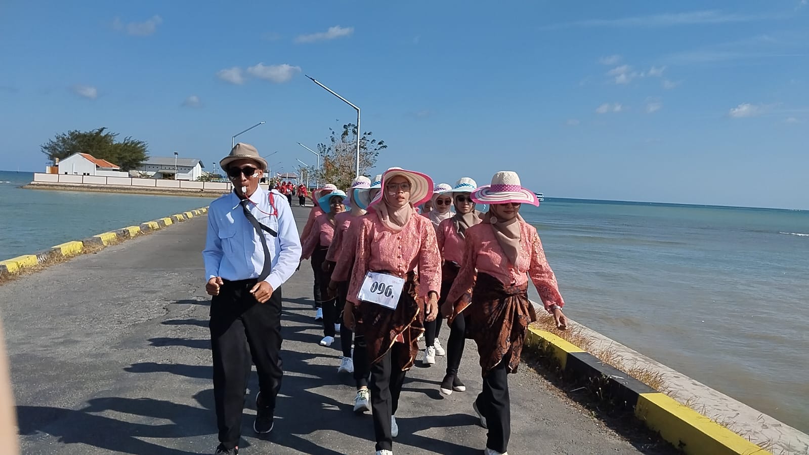 Ala Sukarno–Fatmawati, Guru SMP Mutiara Meriahkan Gerak Jalan Kemerdekaan di Bawean