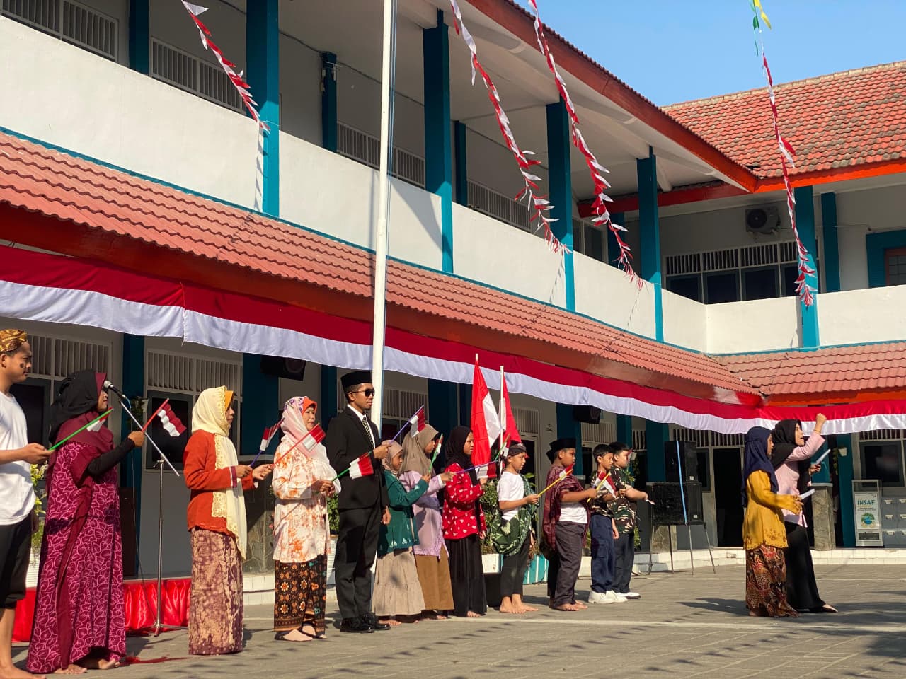 Pada peringatan HUT ke-80 RI di Mugeb Primary School, siswa dan guru menyajikan teatrikal epik. Tampak perjuangan rakyat Indonesia melawan penjajah hingga memproklamasikan kemerdekaan RI.