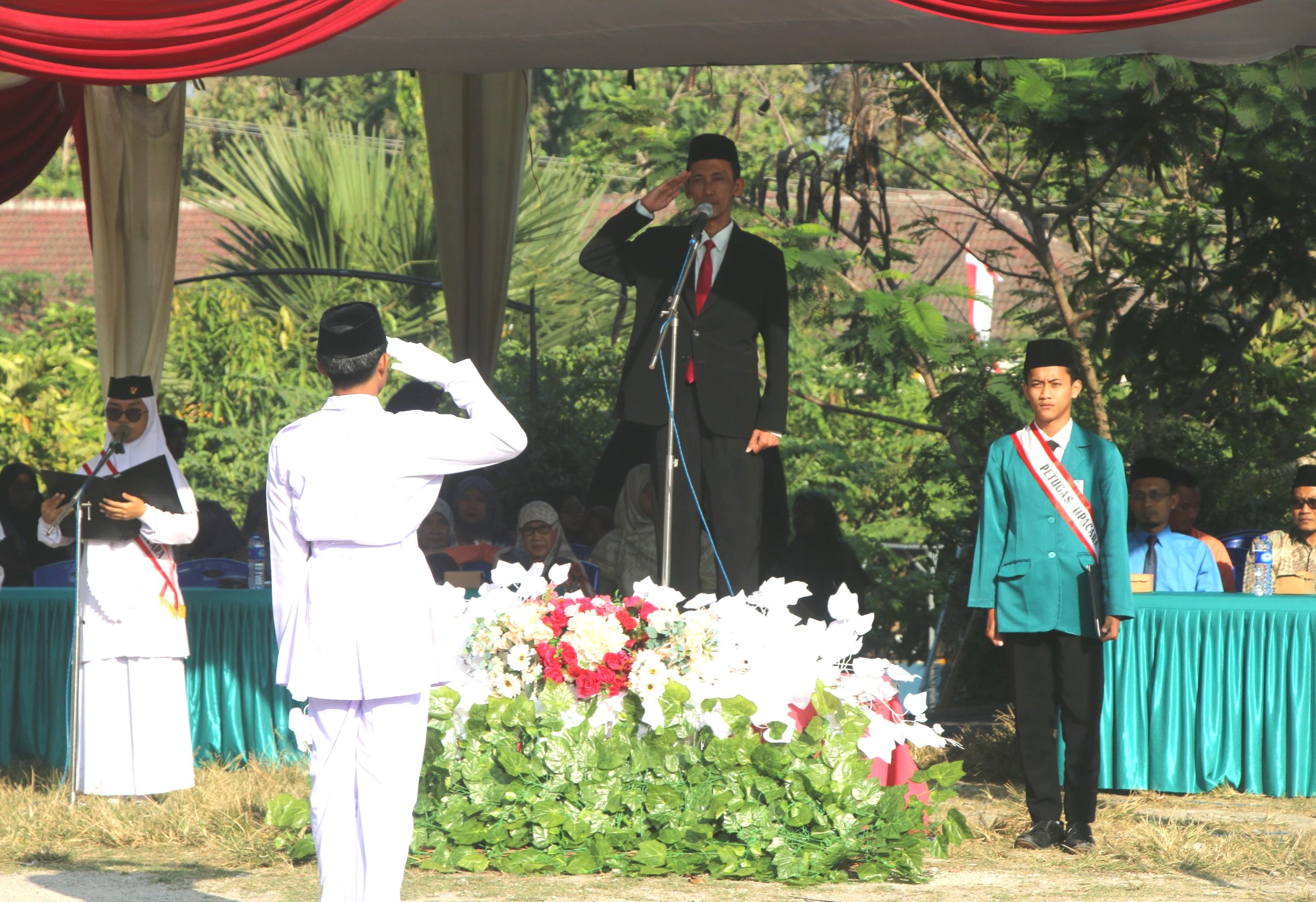 Semangat Merdeka di Al-Ishlah: Upacara Berbahasa Inggris, Aksi Santri Bikin Terpukau