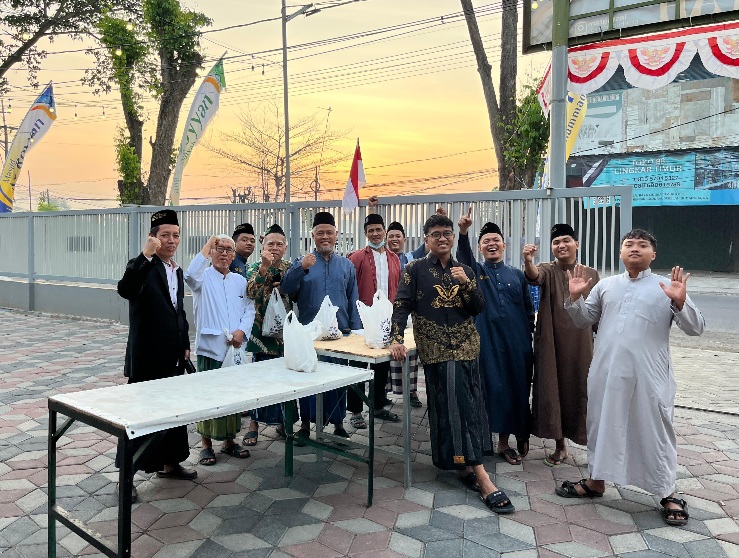 Masjid Ar-Royyan Muhammadiyah Buduran gelar kajian Riyadush Shalihin dan Pasar Kemadjoean, bagikan 1 kuintal jeruk gratis rayakan HUT RI.