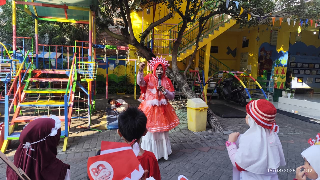 Peringatan HUT Ke-80 RI di TK Aisyiyah 36 PPI Gresik diwarnai pawai kostum kreatif dan panggung meriah. Sinergi anak dan orang tua menciptakan momen yang tak terlupakan.