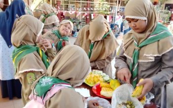 Peringatan HUT RI ke-80 di SD-SMP Muhammadiyah Melirang, Bungah, makin meriah lewat upacara dan beragam kegiatan kreativitas lainnya.