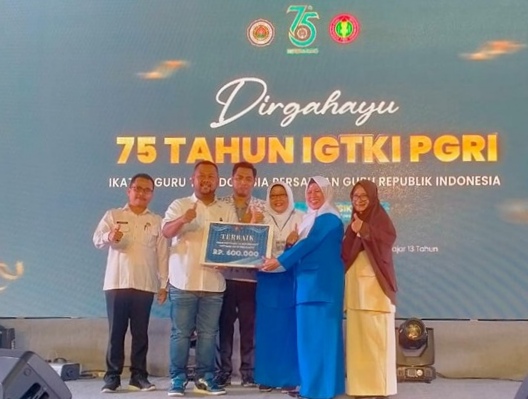 Dalam perayaan HUT Ke-75 IGTKI-PGRI di Gresik, Muji Dwi Sriwilujeng menyinggung getirnya gaji guru TK yang “lima juta tapi nol menggelinding”. Namun, senyum dan ketulusan para guru tetap jadi cahaya pendidikan anak bangsa.