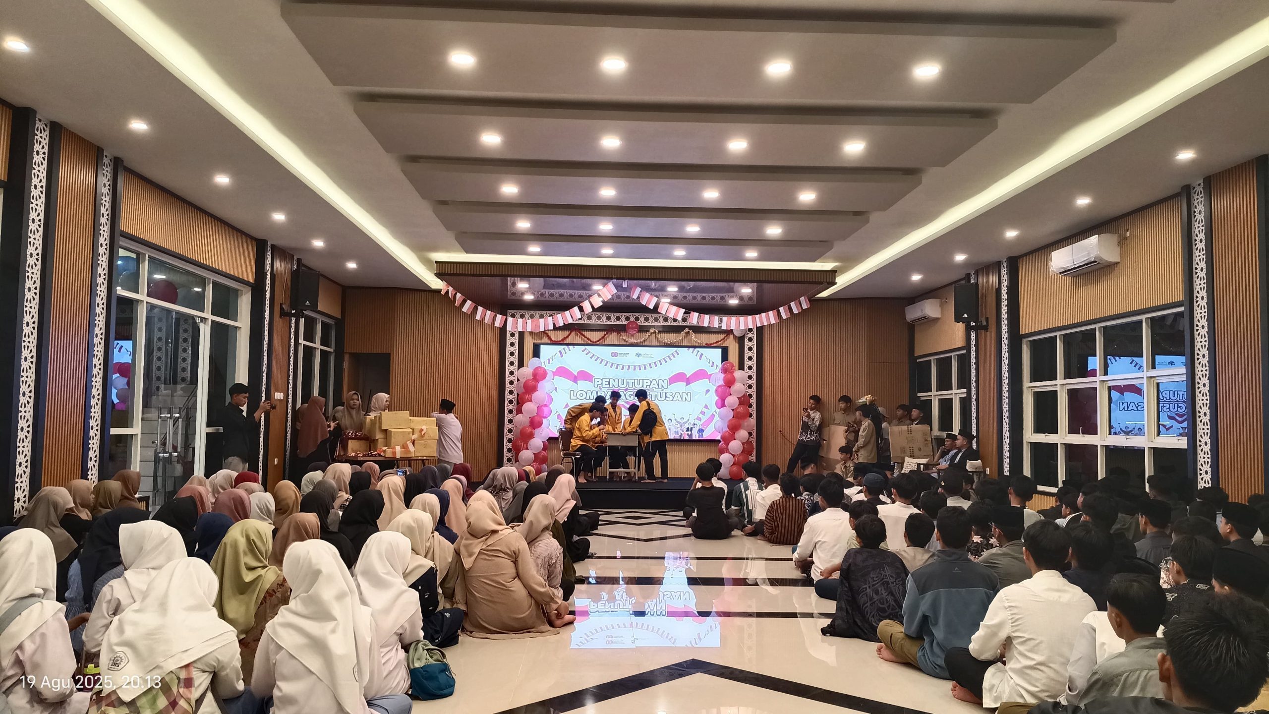 Penutupan Agustusan 2025 di PEM Gondanglegi berlangsung semarak. Dari panggung seni hingga pesta kembang api, seluruh santri merayakan kemerdekaan dengan penuh kreativitas, sportivitas, dan rasa syukur.