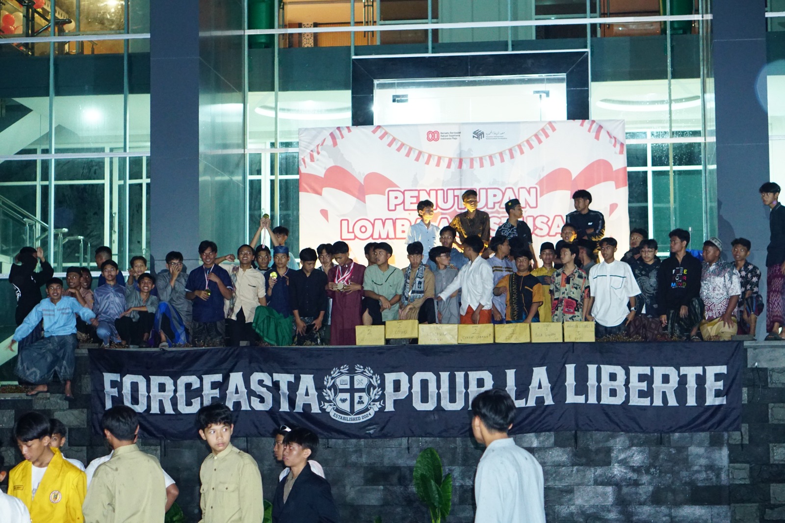 Santri PEM Gondanglegi Rayakan Penutupan Agustusan dengan Panggung Kreativitas