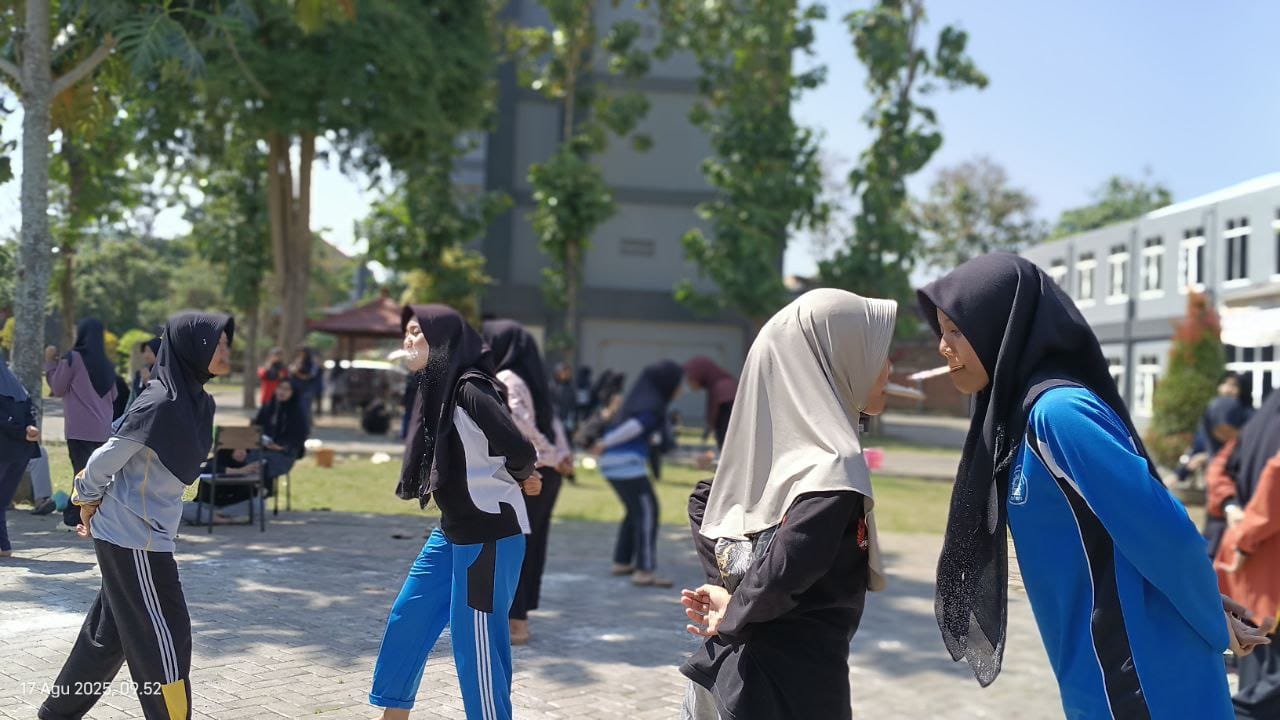 Penutupan Agustusan 2025 di PEM Gondanglegi berlangsung semarak. Dari panggung seni hingga pesta kembang api, seluruh santri merayakan kemerdekaan dengan penuh kreativitas, sportivitas, dan rasa syukur.