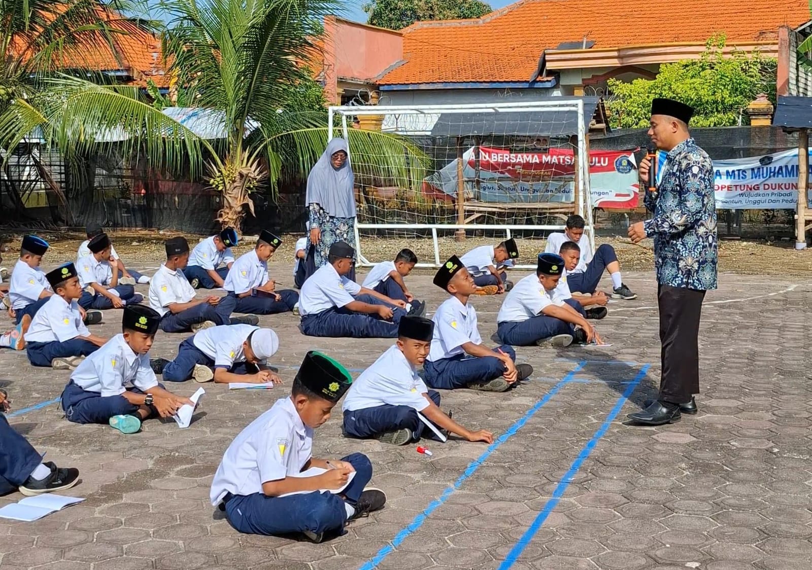Para siswa Matsamuluh Gresik beradu ketangkasan dalam lomba Agustusan. Mulai dari mencari harta karun hingga memasak berbahan dasar kentang.