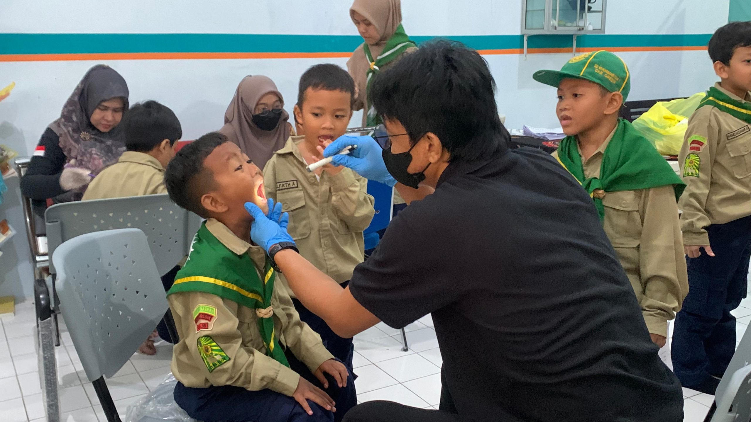 Mugeb Primary School bersama Puskesmas Kebomas imunisasi rutin untuk melindungi siswa dari campak, rubela, dan kanker serviks.