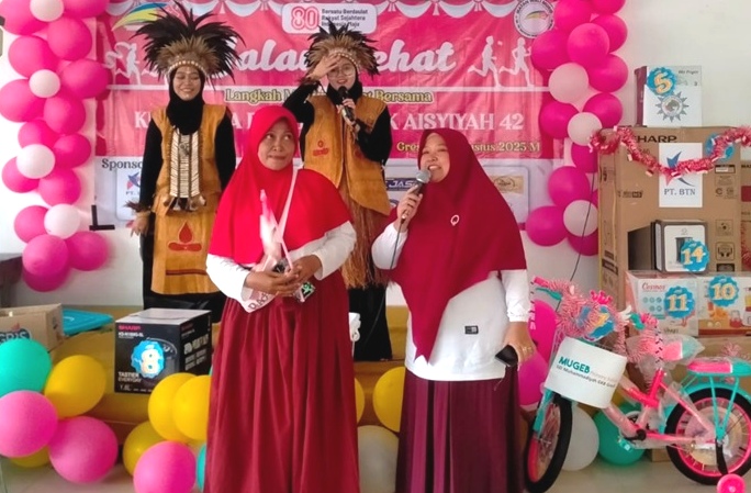 Rina Julaikah Diganjar Penghargaan sebagai Wali Murid dengan Anak Terbanyak di KB-TK Aisyiyah 42 GBA