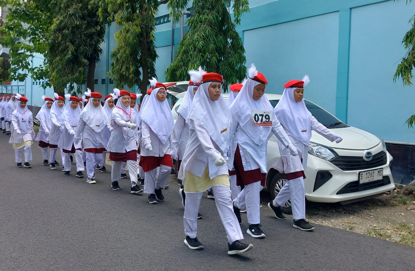 126 Regu Santri Al-Ishlah Meriahkan Gerak Jalan Kemerdekaan