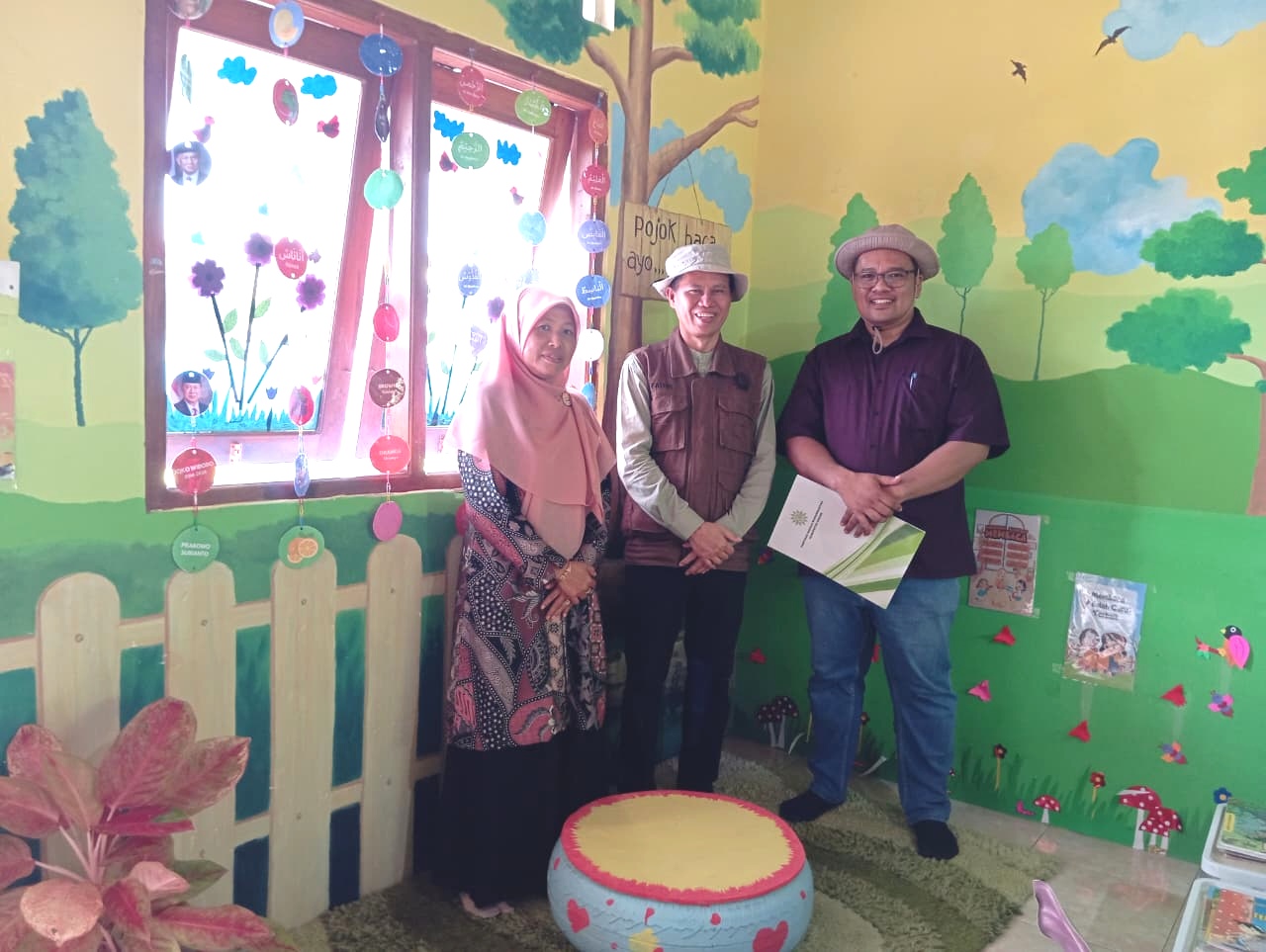 Bermodal Bahan Bekas, Pojok Baca Kelas Mimtaras Menginspirasi Juri LLSMS