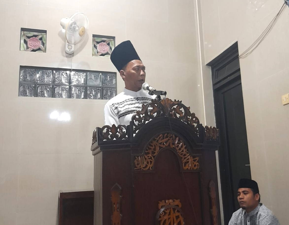 Peci Tinggi Ustaz Mistari Jadi Sorotan Safari Ahad Subuh di Jabon