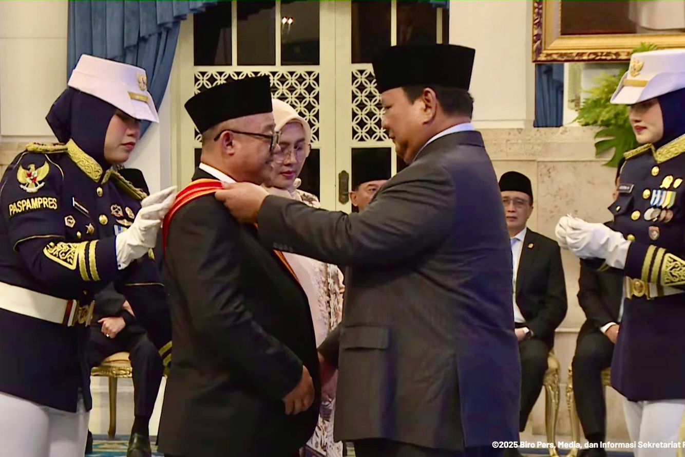 Mendikdasmen Abdul Mu’ti Terima Bintang Mahaputera Utama dari Presiden Prabowo