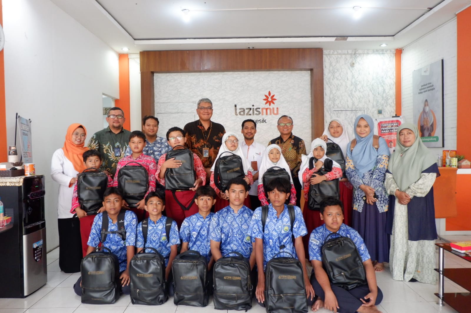 Lazismu Gresik dan YBM BRI Salurkan School Kit ke Anak Asuh
